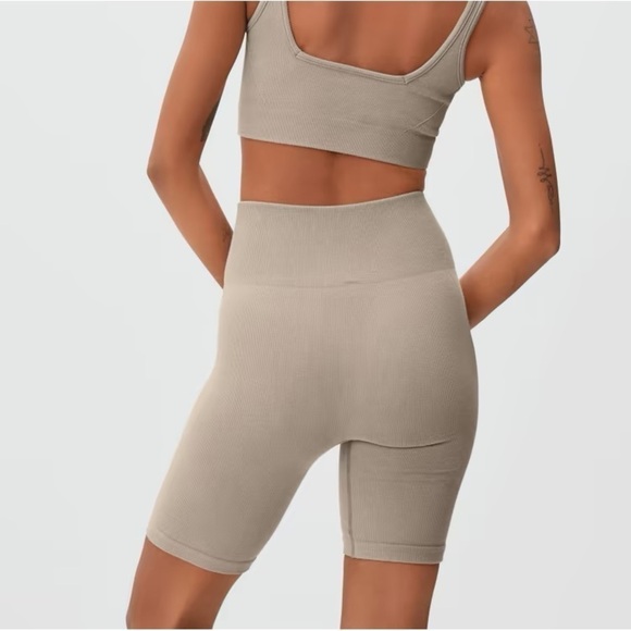 Everlane The Seamless Bike Short - Picture 2 of 11